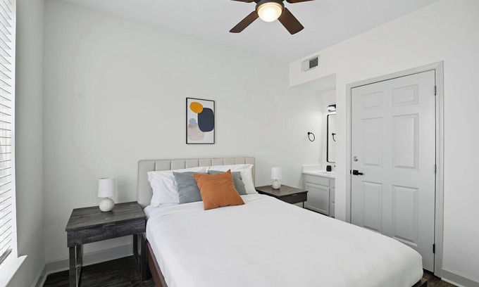 University District Wohnung | Modern 2BR/2BA Near University District