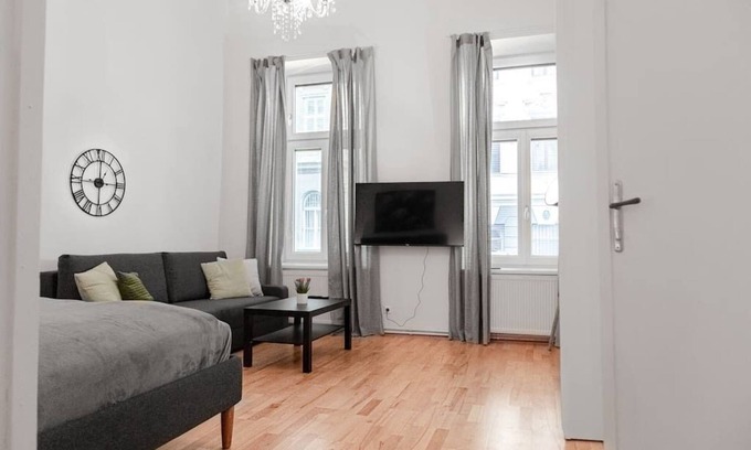 Wahring Wohnung | Modern 2BR Apt. Perfect for Long and Short Stays