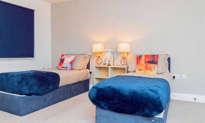 Southampton Wohnung | Modern 2BR Apt w/Balcony & Free Parking