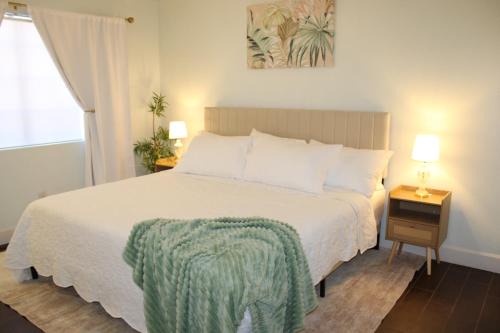 Mesa Wohnung | Modern 2BR Condo with pool Access in Mesa