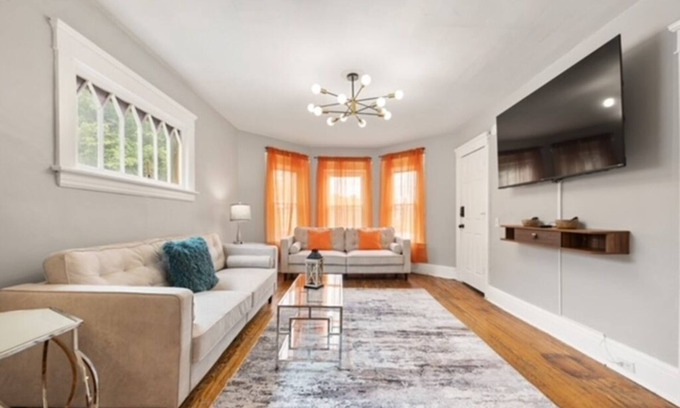 Southside Wohnung | Modern 2BR Mins to Univ, Zoo, Destiny & Downtown