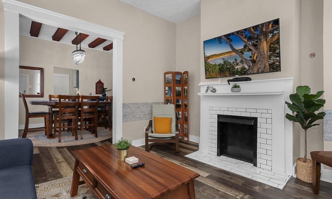 Franklin Park Haus | Modern❤️2BR near DT, 8 min walk to Franklin Park/Conservatory/Trolley District