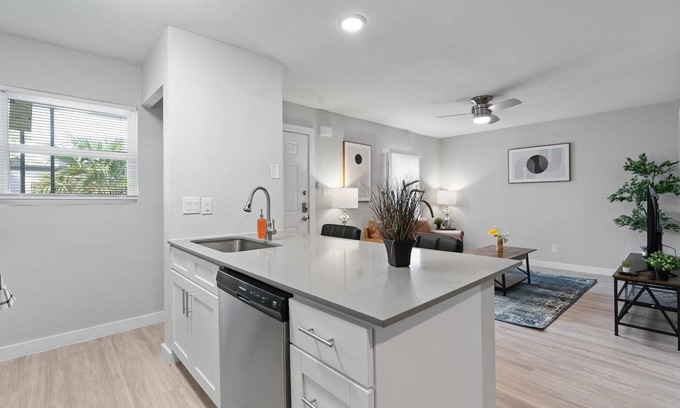 North University Wohnung | Modern 2BR Near UT Hyde Park Evonify