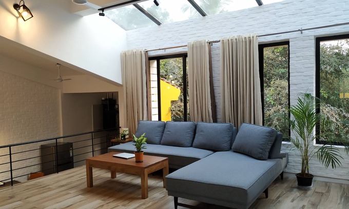Vagator Wohnung | Modern 2BR Skylit Penthouse w/ Open Pvt Terrace. 7 mins walk to Vagator Beach