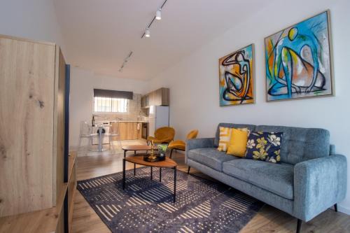 Oroklini Wohnung | Modern 2BR Steps from Beach