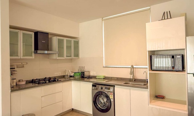 Reis Magos Wohnung | Modern 2BR w Pool Near Candolim and Coco Beach