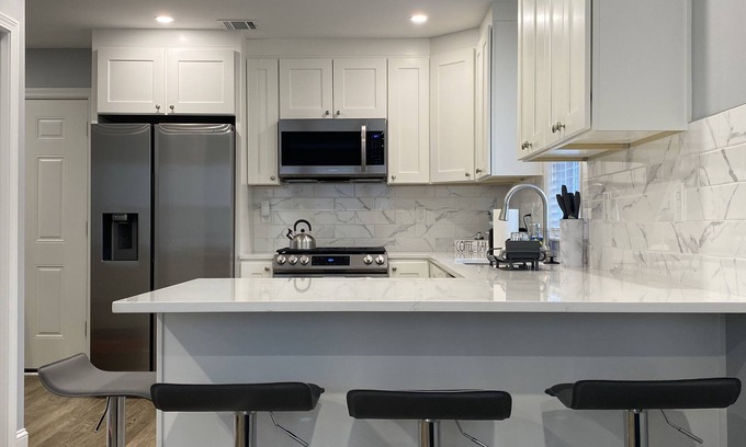 Roslindale Eigentumswohnung | Modern 2br with W/D in unit, Parking, central air