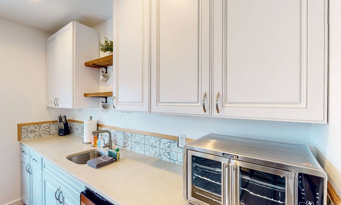 Enumclaw Haus | Modern, 2nd-floor duplex with a work station, and mountain views - near downtown