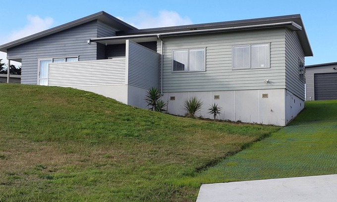 Waitarere Beach Haus | Modernes 3 Schlafzimmer Haus mit erhöhter Position, so kann man das Meer sehen