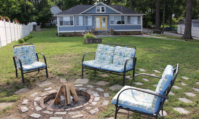 Lake Pocotopaug Haus | Modern 3 Bedroom Lake House- Close To Restaurants and Beach Access