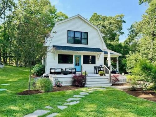 Adamsville Haus | Modern 3b3b Country House and Barn on quiet road