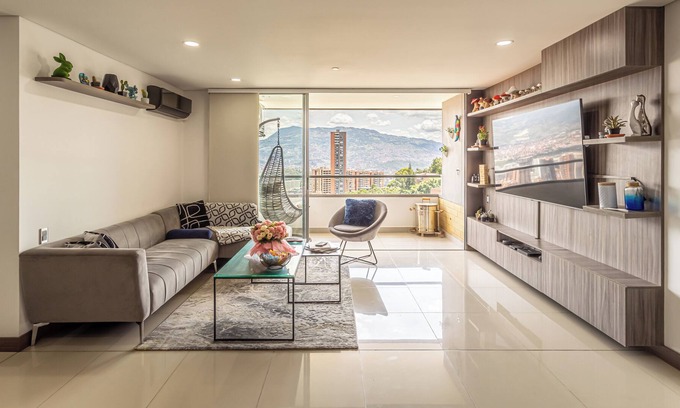 Castropol Wohnung | Modern 3BR/2.5BA APT in El Poblado w/ 600+ Mbps Wifi, A/C, BBQ, Balcony + View