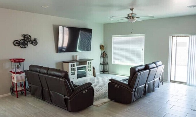 Las Cruces Haus | Modern 3BR 2BTH PoolTable 86INTV