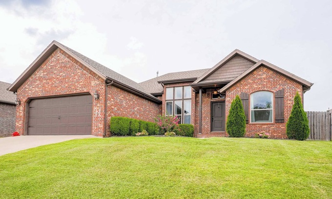 Cave Springs Haus | Cozy 3BR Near XNA Backyard & EV Charger