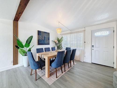 Walsingham Haus | Modern 3BR Retreat with Pool & Fire Pit