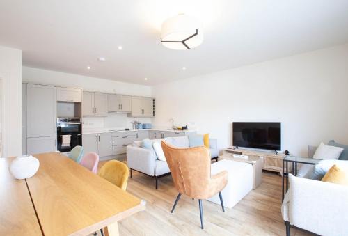 Dublin Hotel | Modern 3BR Split Level Home with Balcony Dublin 16