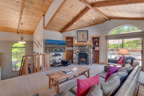 Talmont Haus | Modern 3BR Tahoe Cabin with Hot Tub