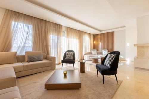 Oulad Khallouf Wohnung | Modern 3BR with High Amenities and Stylish Decor