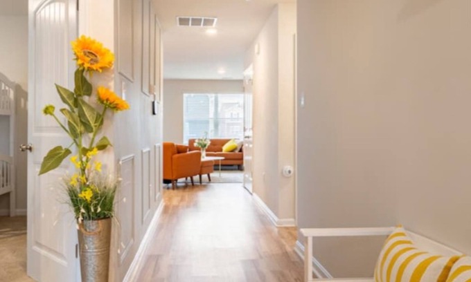 Dover Haus | Modern 4 bdr with King size bed Patio and Late Checkout!