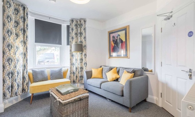 Cambridge Haus | Modern 4-Bedroom Detached Home in Central Cambridge with Parking