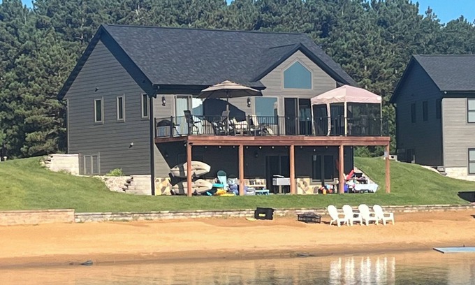 New Lisbon Haus | Modern 4 bedroom Lake House on Private Lake near WI Dells/Castle Rock Lake