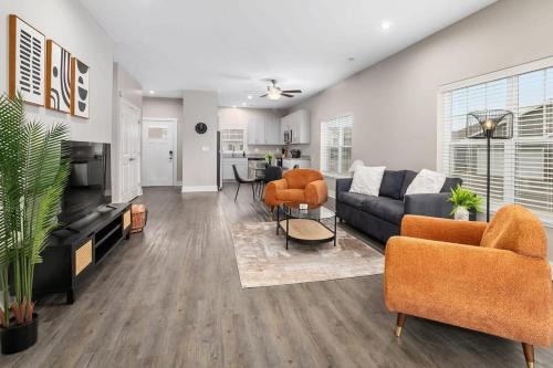 Grandville Wohnung | Modern 4BR 4BA Two Unit Condo w Garage and Patio