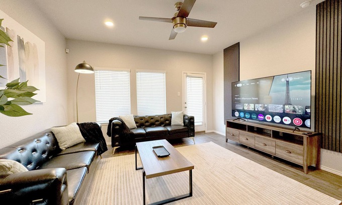 Conroe Haus | Modern 4br with up to 4 king beds · Game room with pool · Pets welcome!