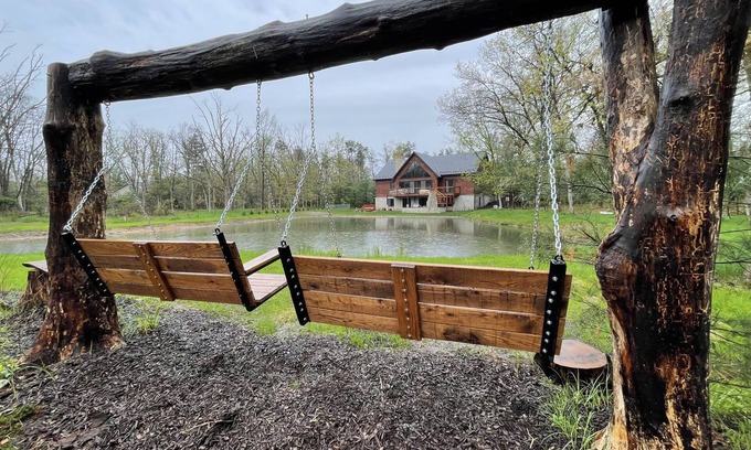 Mauston Haus | Modern 5 bedroom house is a perfect vacation rental for those looking to escape