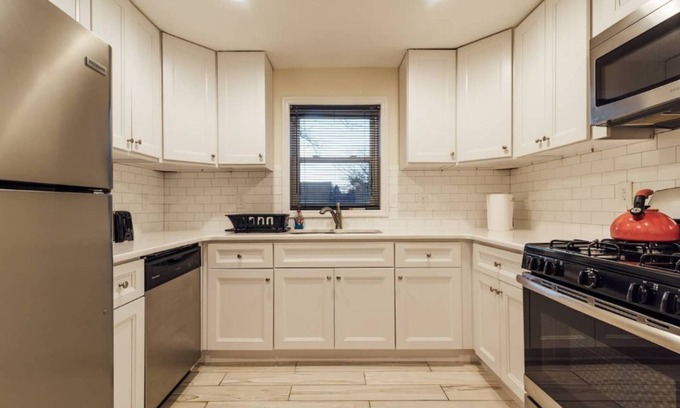 Ewing Haus | Modern 5⭐ Triplex - PERFECT for your GROUP TRIP!!!
