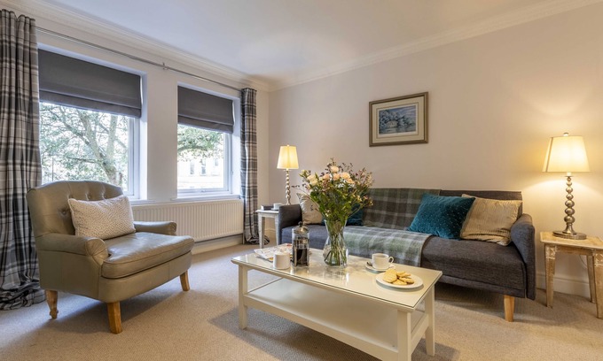 Bath Haus | Moderne und geräumige zentrale Mews Haus für 4 mit eigenem Parkplatz