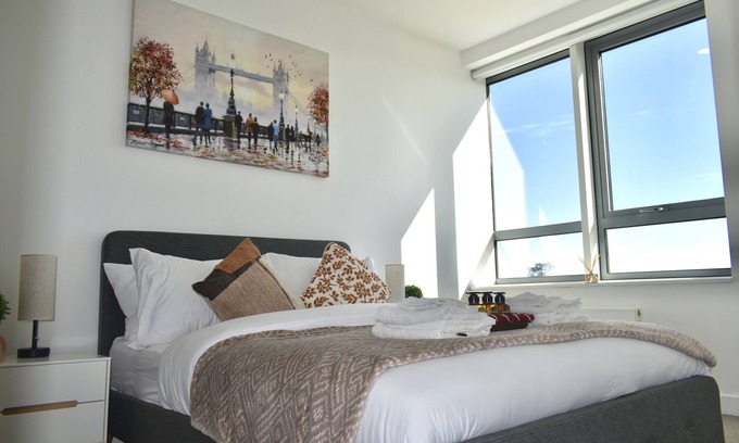 Bracknell Wohnung | Modern and Unique Fully Furnished City Centre 2Bed 2Bath Free Parking