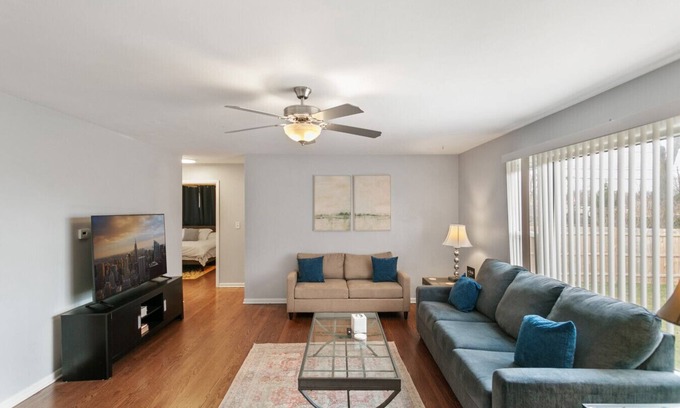 Libertyville Wohnung | Modern Apt w/ 2 Kings 1/2 mile to DT Libertyville!