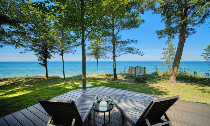 Manistee Hütte | ★Modern Beach House w/Sunset Views/Trails/Golfing/Skiing/Secluded Beach★