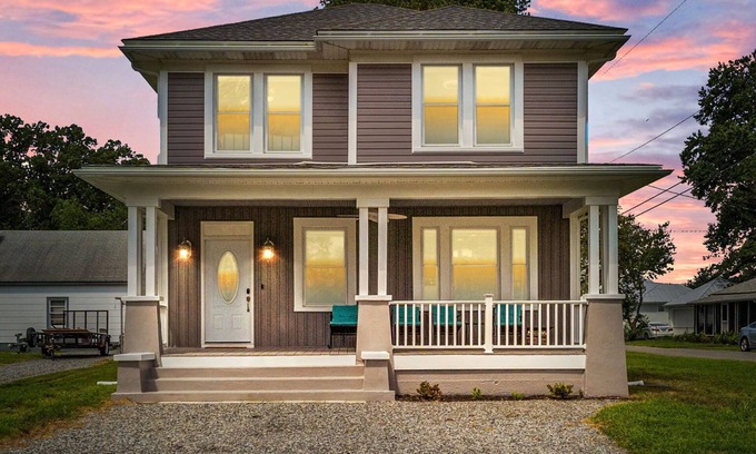 Colonial Beach Haus | Modern Bay View Beach House