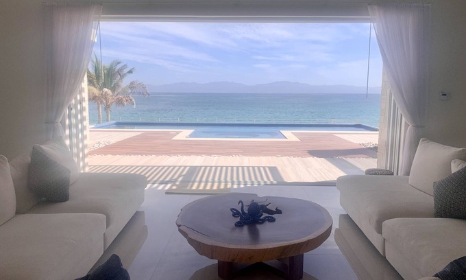 La Ventana Haus | Modern beachfront house with pool