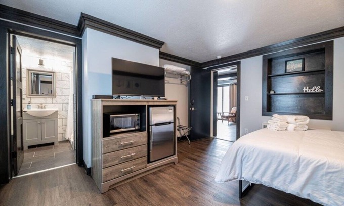 North Muskegon Wohnung | Modern Boutique Queen Studio | Near Downtown Muskegon