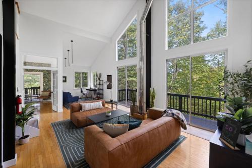 Berkeley Springs Haus | Modern Cabin on 26 acres,Hot Tub,Fire Pit,GameRoom