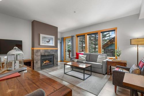 Canmore Wohnung | Modern Cabin Vibes with pool at The Lodges