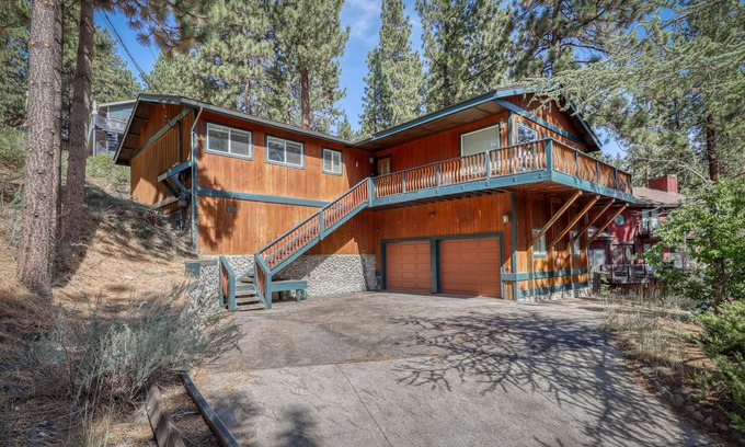 Zephyr Cove Kabine | Moderne Kabine mit Gaskamin, geräumigem Deck und wunderschönem Waldblick - 1 Hund OK