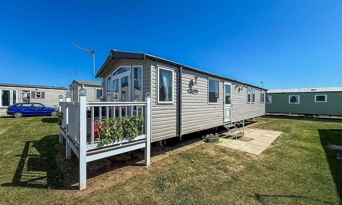 Great Yarmouth Haus | Modern caravan with decking near Scratby Beach ref 50007E