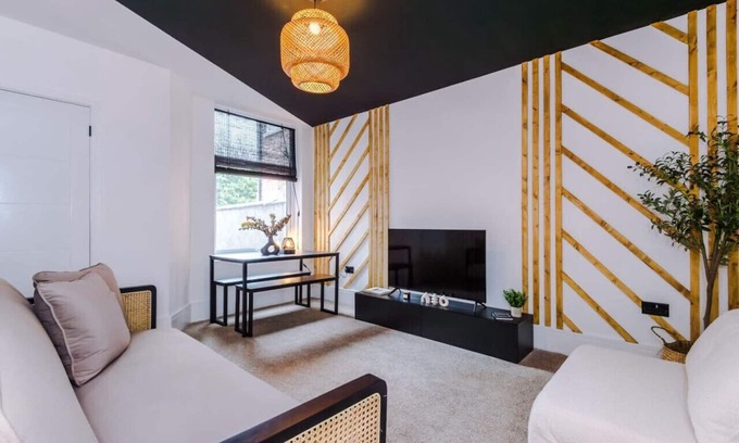 Eccles Haus | Modern & Chic Four Bedroom Home