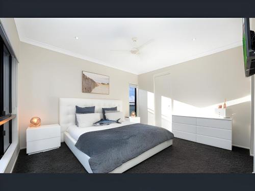 Bushland Beach Haus | Modern Coastal Home Luxury Stay in Bushland Beach QLD 4818