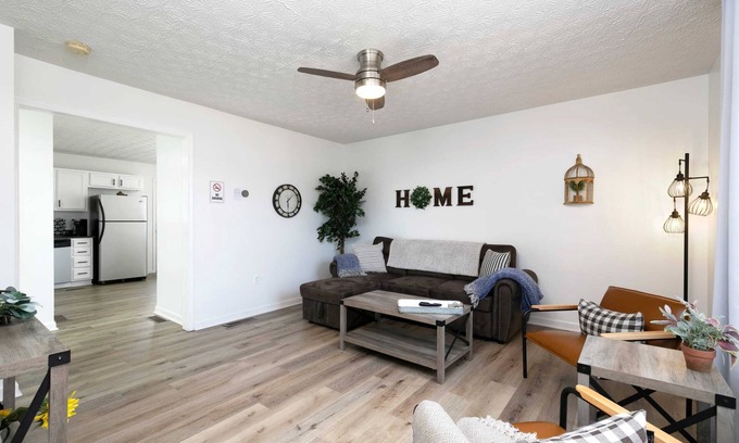 Cartersville Haus | Modern Comfort in Updated Townhouse with 2 Private Bedrooms & Bathrooms