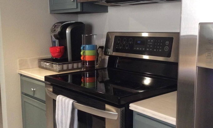 Warm Sands Eigentumswohnung | Moderne Comfy 2 BR 2 BA Ground Floor Condo Schritte zum Downtown Ps