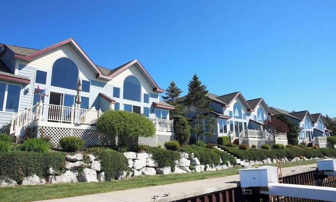 Manistee Eigentumswohnung | Modern Condo w/ Harbor views and Community Pool