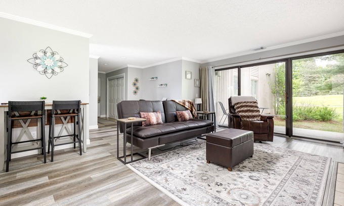 Acme Eigentumswohnung | Modern & Convenient Newly Renovated Condo