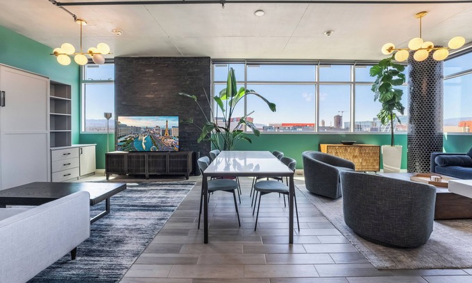 Downtown Las Vegas Wohnung | Modern Corporate Condo with Vibrant Views of Las Vegas