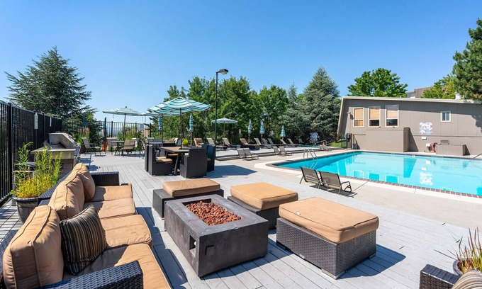 Northeast Reno Eigentumswohnung | Modern dog-friendly condo with WiFi, shared amenities - pool, gym