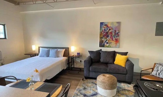 Tahlequah Wohnung | Modern Downtown Studio living! Walker’s paradise!