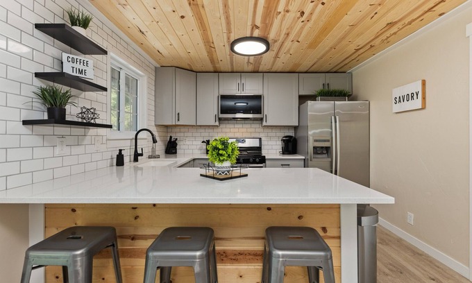 Eagle Haus | Modern Eagle Retreat|Fully Furnished|MTR Friendly